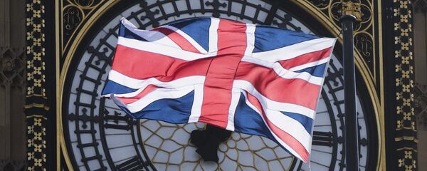 Lielbritānijas karogs Bigbena fonā Londonā Lielbritānijas karogs Bigbena fonā Londonā - Sputnik Latvija