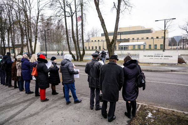 Митинг у посольства США в защиту русских школ - Sputnik Латвия