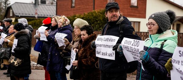 Митинг у посольства США в защиту русских школ Митинг у посольства США в защиту русских школ - Sputnik Латвия