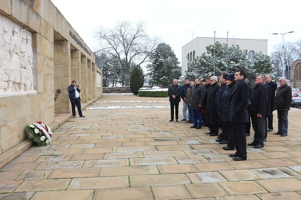 Участники конференции возложили цветы к монументу воинам-освободителям Участники конференции возложили цветы к монументу воинам-освободителям - Sputnik Латвия