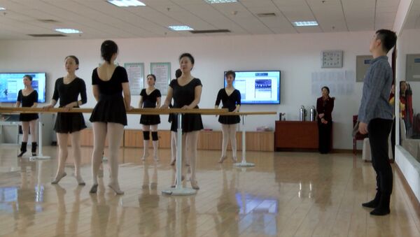 Ķīnā baleta skolotājs pastāstīja, ka saudzē savas cienījamā vecuma mācekles - Sputnik Latvija