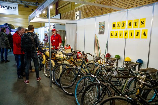 Стенд Клуба любителей ретро-велосипедов, произведенных в Латвии в разные годы прошлого века - Sputnik Латвия
