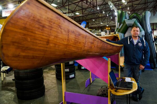 Юрий Нечипоренко, моряк из Айзкраукле, работающий спасателем на судах в Северном море, показал каноэ, сделанное своими руками из планки кедра - Sputnik Латвия