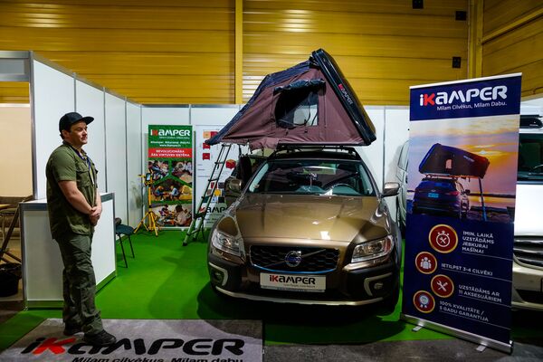 Хит сезона, складная палатка на крыше автомобиля - Sputnik Латвия