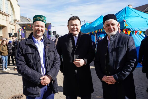 Председатель Объединения татарской молодежи Европы Олег Шарипов, консул Казахстана в Латвии Кайрат Камбаров и председатель латвийского татаро-башкирского культурного общества “Чишма” Зуфар Зайнуллин Председатель Объединения татарской молодежи Европы Олег Шарипов, консул Казахстана в Латвии Кайрат Камбаров и председатель латвийского татаро-башкирского культурного общества “Чишма” Зуфар Зайнуллин - Sputnik Латвия
