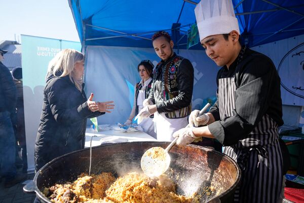 Узбекский плов на празднике Навруз в Риге Узбекский плов на празднике Навруз в Риге - Sputnik Латвия