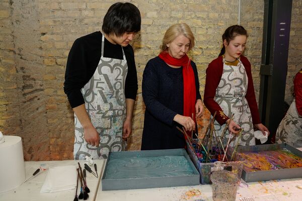 Знакомство с техникой эбру - рисованием на воде Знакомство с техникой эбру - рисованием на воде - Sputnik Латвия