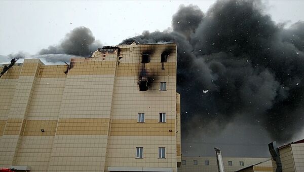 Торговый центр горит в Кемерово. Кадры с места ЧП - Sputnik Латвия