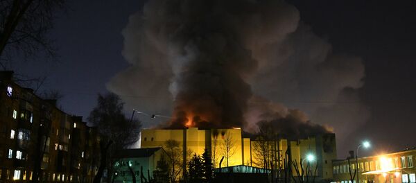 Ugunsgrēks tirdzniecības centrā Zimnaja višņa - Sputnik Latvija