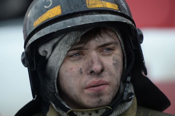 Сотрудник пожарной охраны МЧС во время тушения пожара в торговом центре Зимняя вишня в Кемерове - Sputnik Латвия