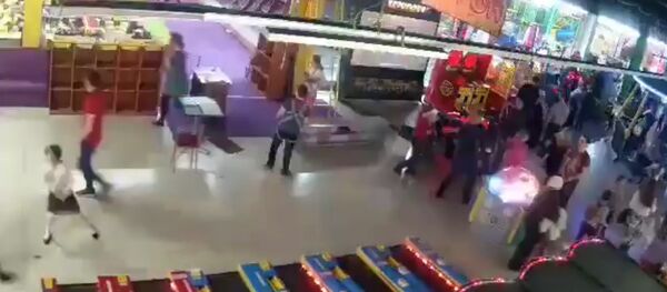 Начало пожара в Зимней вишне в Кемерове. Съемка камеры наблюдения - Sputnik Латвия