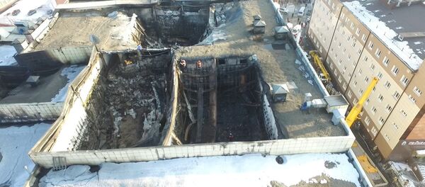 Повреждения ТЦ Зимняя вишня вследствие пожара. Кадры с дрона - Sputnik Латвия