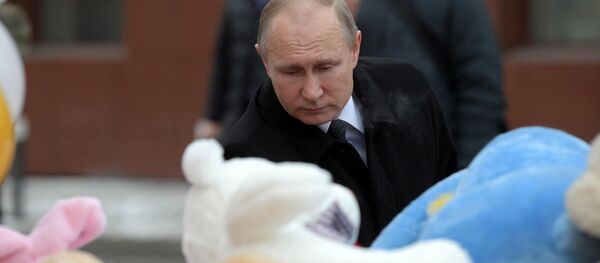 Президент РФ Владимир Путин возлагает цветы к стихийному мемориалу у торгового центра Зимняя вишня в Кемерово, где случился пожар - Sputnik Латвия