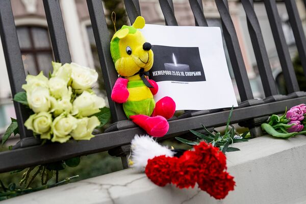 Люди несут цветы к посольству РФ в Риге в память о трагедии в Кемерове - Sputnik Латвия