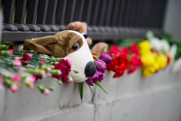 Люди несут цветы к посольству РФ в память о трагедии в Кемерове - Sputnik Латвия