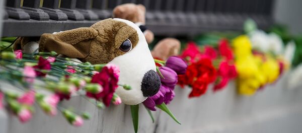 Люди несут цветы к посольству РФ в Риге в память о трагедии в Кемерове Люди несут цветы к посольству РФ в Риге в память о трагедии в Кемерове - Sputnik Latvija