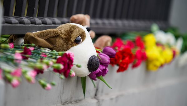 Люди несут цветы к посольству РФ в память о трагедии в Кемерове - Sputnik Латвия