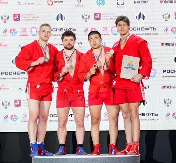 Латвиец Виктор Решко (слева) стал вице-чемпионом Кубка мира по самбо - Sputnik Латвия