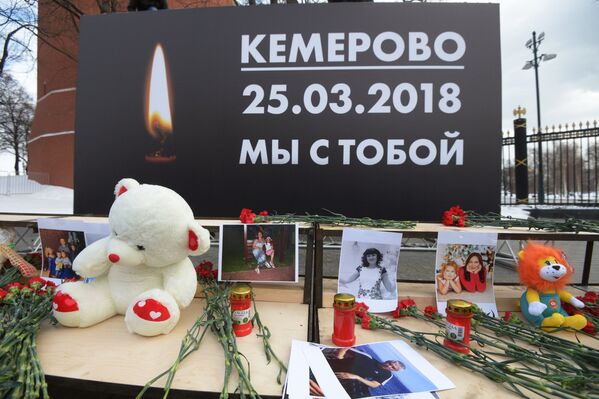 Акции в память о погибших при пожаре в ТЦ Зимняя вишня - Sputnik Латвия