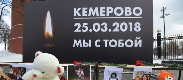 Акции в память о погибших при пожаре в ТЦ Зимняя вишня - Sputnik Латвия