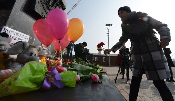 Акции в память о погибших при пожаре в ТЦ Зимняя вишня - Sputnik Латвия