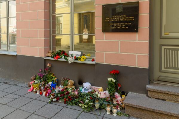 Цветы, свечи и мягкие игрушки у посольства Российской Федерации в Таллинне - Sputnik Латвия
