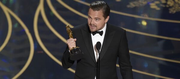 Леонардо Ди Каприо с Оскаром Леонардо Ди Каприо с Оскаром - Sputnik Латвия