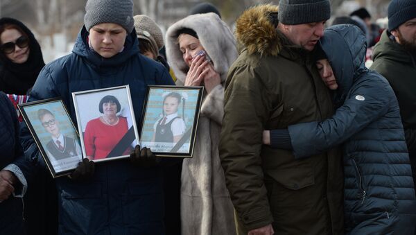 Прощание с погибшими при пожаре в торговом центре в Кемерове - Sputnik Латвия