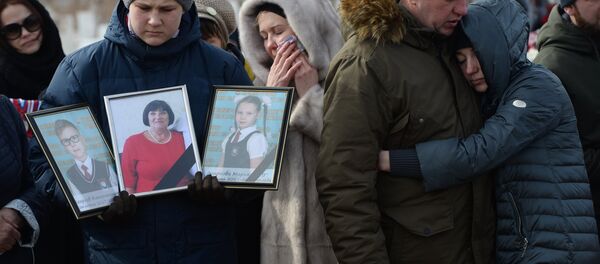 Прощание с погибшими при пожаре в торговом центре в Кемерове - Sputnik Латвия