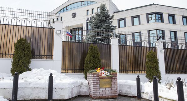 Цветы у Посольства РФ в Кишиневе - Sputnik Латвия