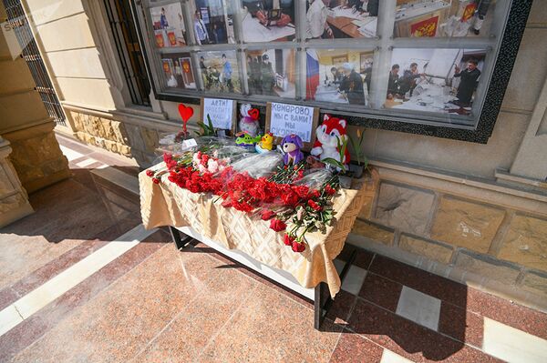Цветы у стен посольства РФ в Азербайджане в память по погибшим в Кемерово - Sputnik Латвия