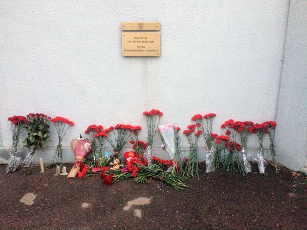 Цветы у посольства России в Узбекистане - Sputnik Латвия
