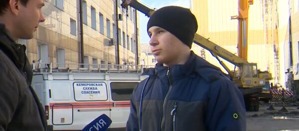 Очевидец рассказал, как вынес троих детей из горящего ТЦ Зимняя вишня - Sputnik Латвия