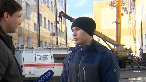 Очевидец рассказал, как вынес троих детей из горящего ТЦ Зимняя вишня - Sputnik Латвия