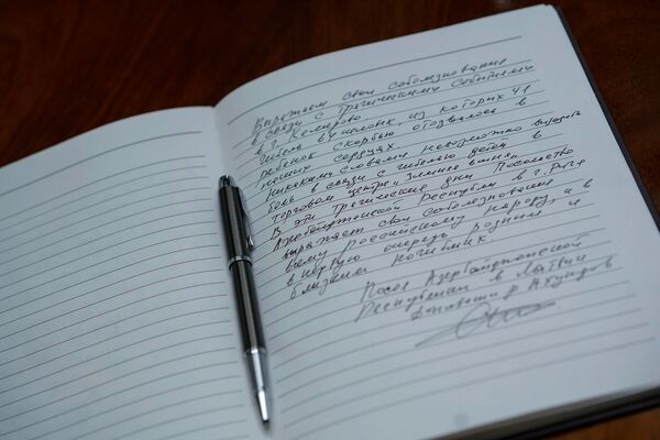 Запись в книге соболезнований от посла Республики Азербайджан - Sputnik Латвия