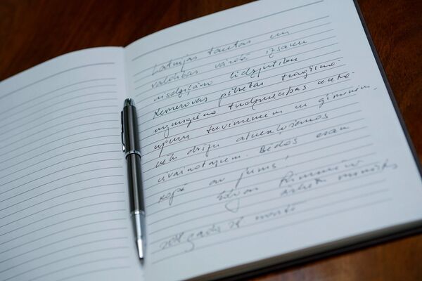 Запись в книге соболезнований от Министра иностранных дел Эдгарса Ринкевичса - Sputnik Латвия