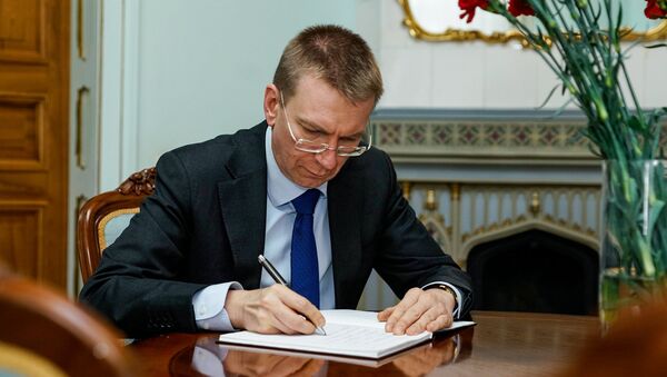 Министр иностранных дел Латвии Эдгарс Ринкевичс делает запись в книге соболезнований - Sputnik Латвия