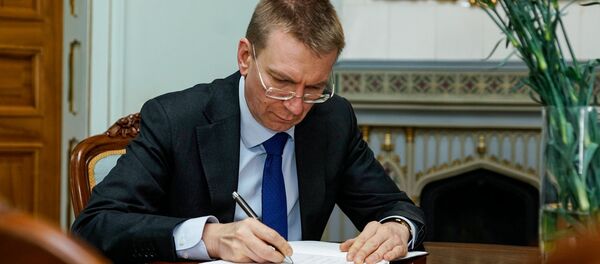 Министр иностранных дел Латвии Эдгарс Ринкевичс делает запись в книге соболезнований Министр иностранных дел Латвии Эдгарс Ринкевичс делает запись в книге соболезнований - Sputnik Латвия