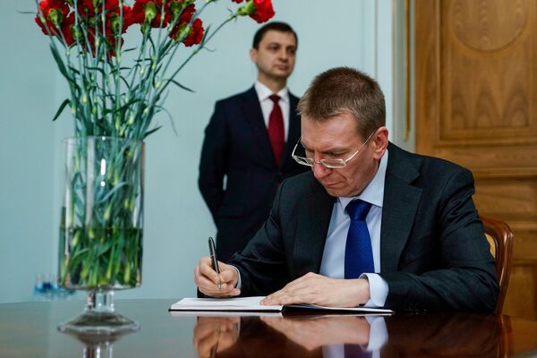 Министр иностранных дел Латвии Эдгарс Ринкевичс делает запись в книге соболезнований - Sputnik Латвия