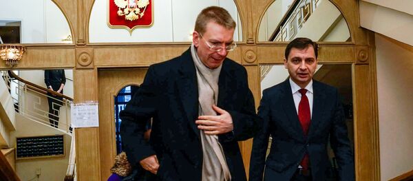 Министр иностранных дел Латвии Эдгарс Ринкевичс и советник-посланник посольства РФ в Латвии Александр Гоменюк Министр иностранных дел Латвии Эдгарс Ринкевичс и советник-посланник посольства РФ в Латвии Александр Гоменюк - Sputnik Latvija