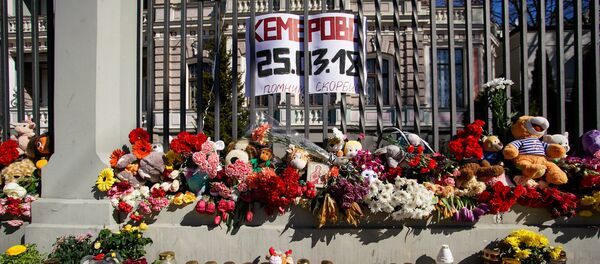 Жители Латвии третий день несут цветы и свечи к посольству России Жители Латвии третий день несут цветы и свечи к посольству России - Sputnik Латвия