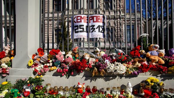 Жители Латвии третий день несут цветы и свечи к посольству России - Sputnik Latvija