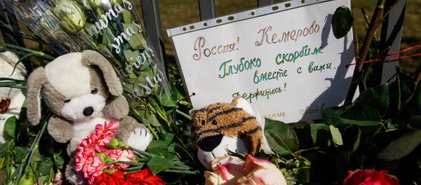 Жители Латвии третий день несут цветы и свечи к посольству России - Sputnik Латвия