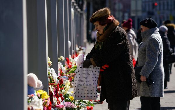 Жители Латвии третий день несут цветы и свечи к посольству России - Sputnik Латвия
