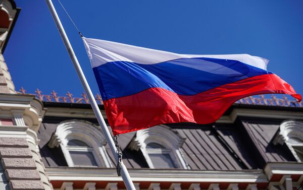 Приспущенный флаг над зданием посольства Российской Федерации в Риге - Sputnik Латвия