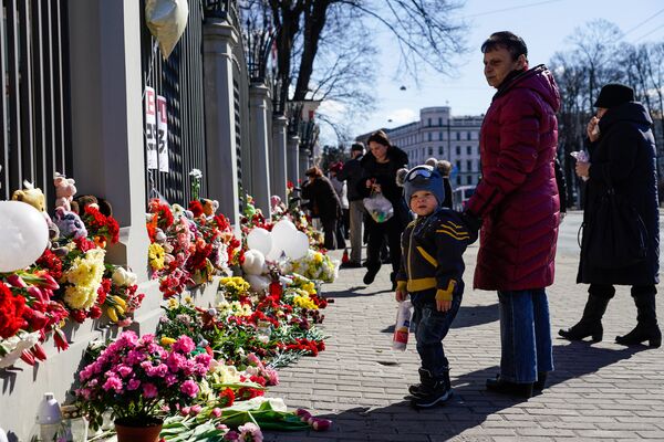Жители Латвии третий день несут цветы и свечи к посольству России в Латвии - Sputnik Латвия