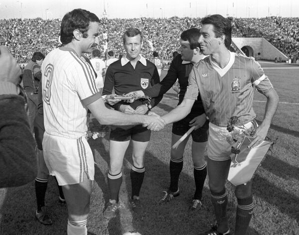 Капитан сборной СССР Александр Чивадзе жмет руку капитану сборной Мексики Томасу Бою перед товарищеской встречей – 1984 год Капитан сборной СССР Александр Чивадзе жмет руку капитану сборной Мексики Томасу Бою перед товарищеской встречей – 1984 год - Sputnik Латвия