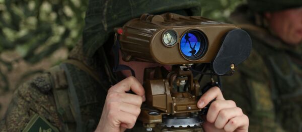 Военнослужащий в командно-наблюдательном пункте на полигоне Железный рог на черноморском побережье Краснодарского края во время учений - Sputnik Латвия