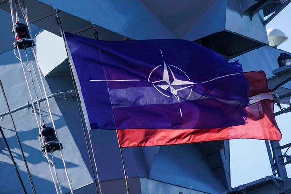 Датский фрегат HDMS Niels Juel и германский корвет FGS Erfurt в рижском пассажирском порту Датский фрегат HDMS Niels Juel и германский корвет FGS Erfurt в рижском пассажирском порту - Sputnik Латвия