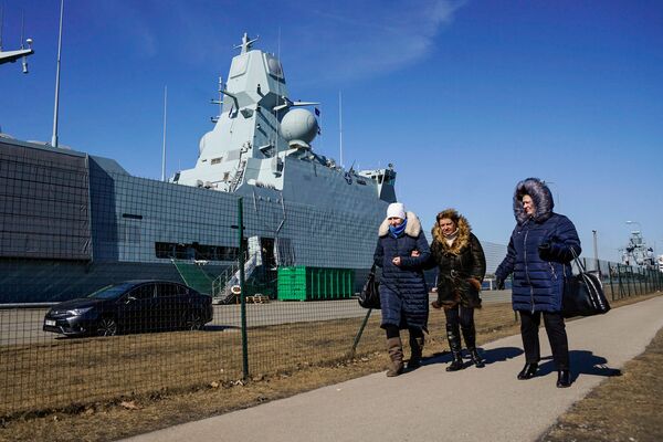 Датский фрегат HDMS Niels Juel и германский корвет FGS Erfurt в рижском пассажирском порту Датский фрегат HDMS Niels Juel и германский корвет FGS Erfurt в рижском пассажирском порту - Sputnik Латвия